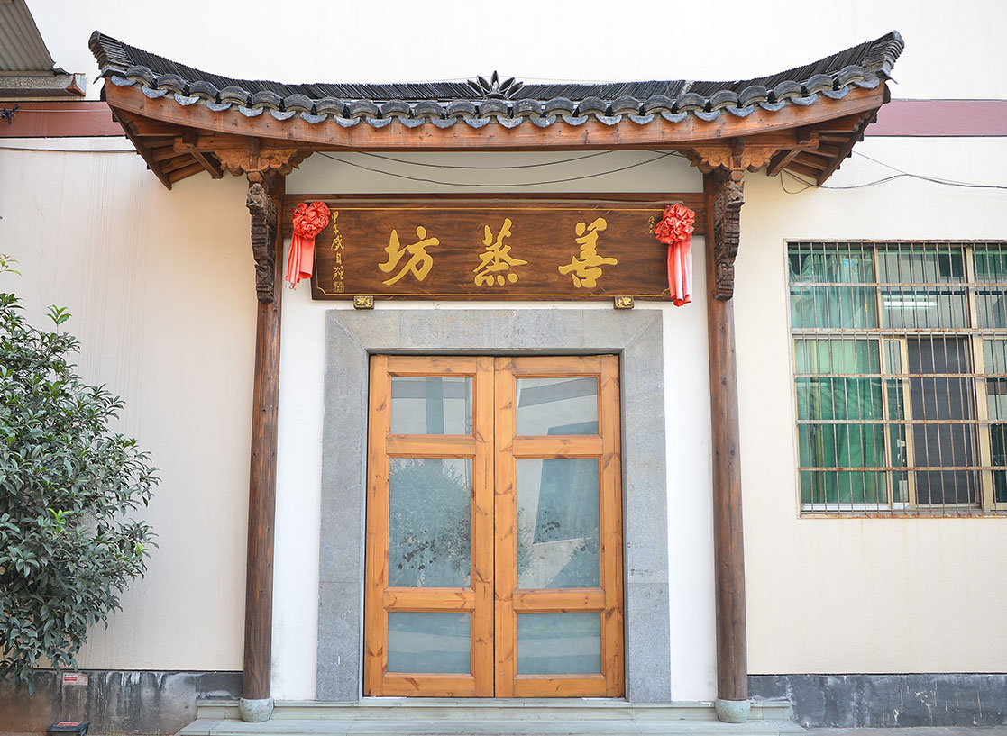 A garden pavilion eight good steamed, visitors pass